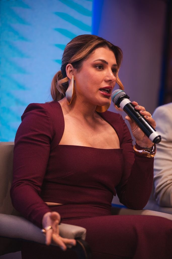 Carol D'Agostini com Microfone